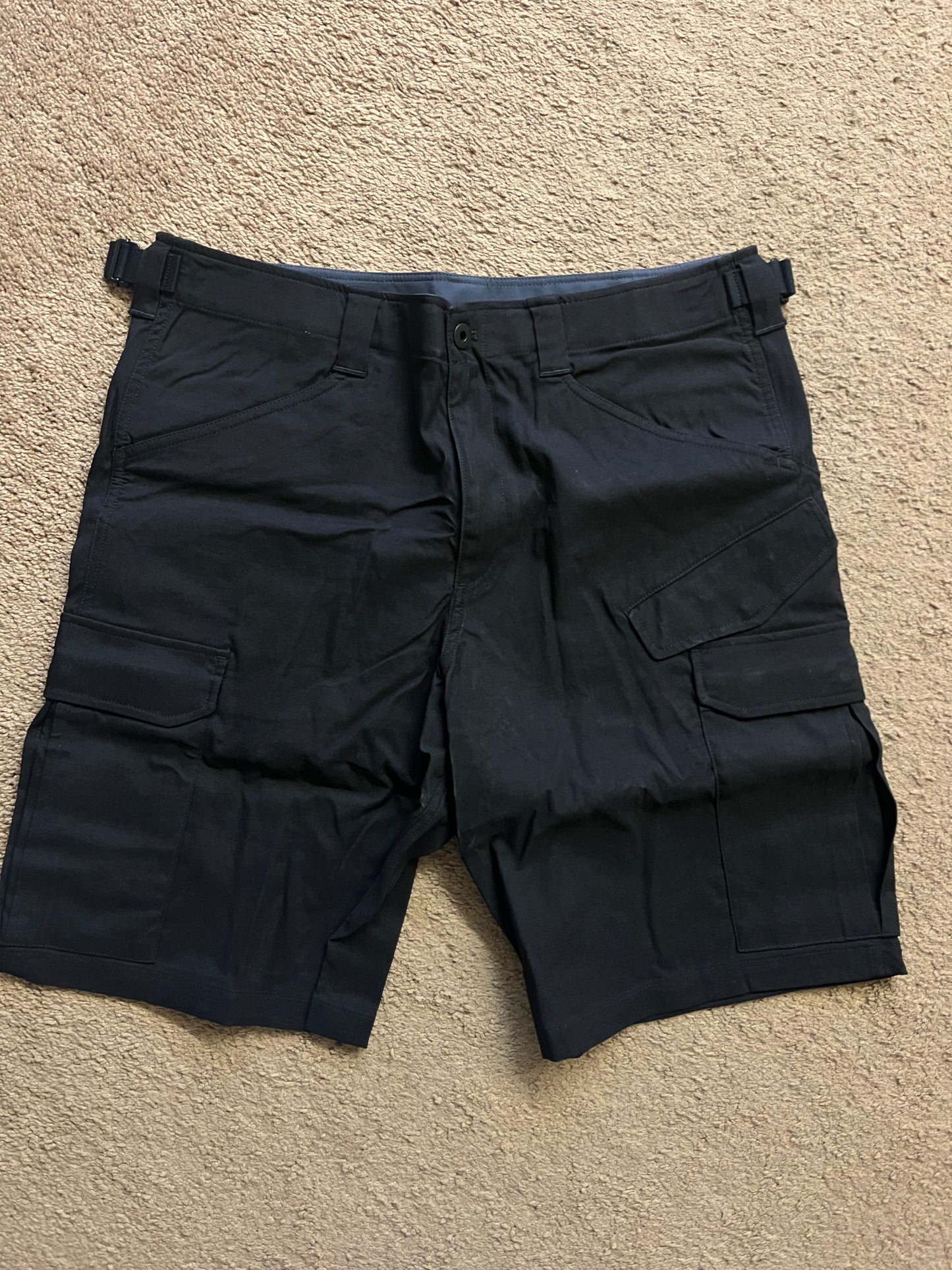 Outlier futurecargo shorts  - 33 x 10"L - black